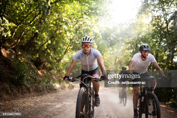 group of mountainbikers riders , biking outdoor up mountain - mountainbiken stockfoto's en -beelden