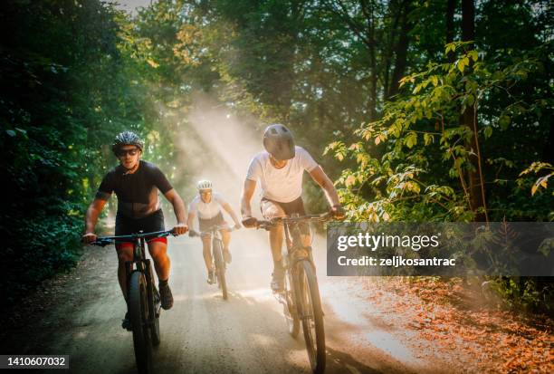 groupe de vététistes, vélo en plein air en montagne - biker photos et images de collection