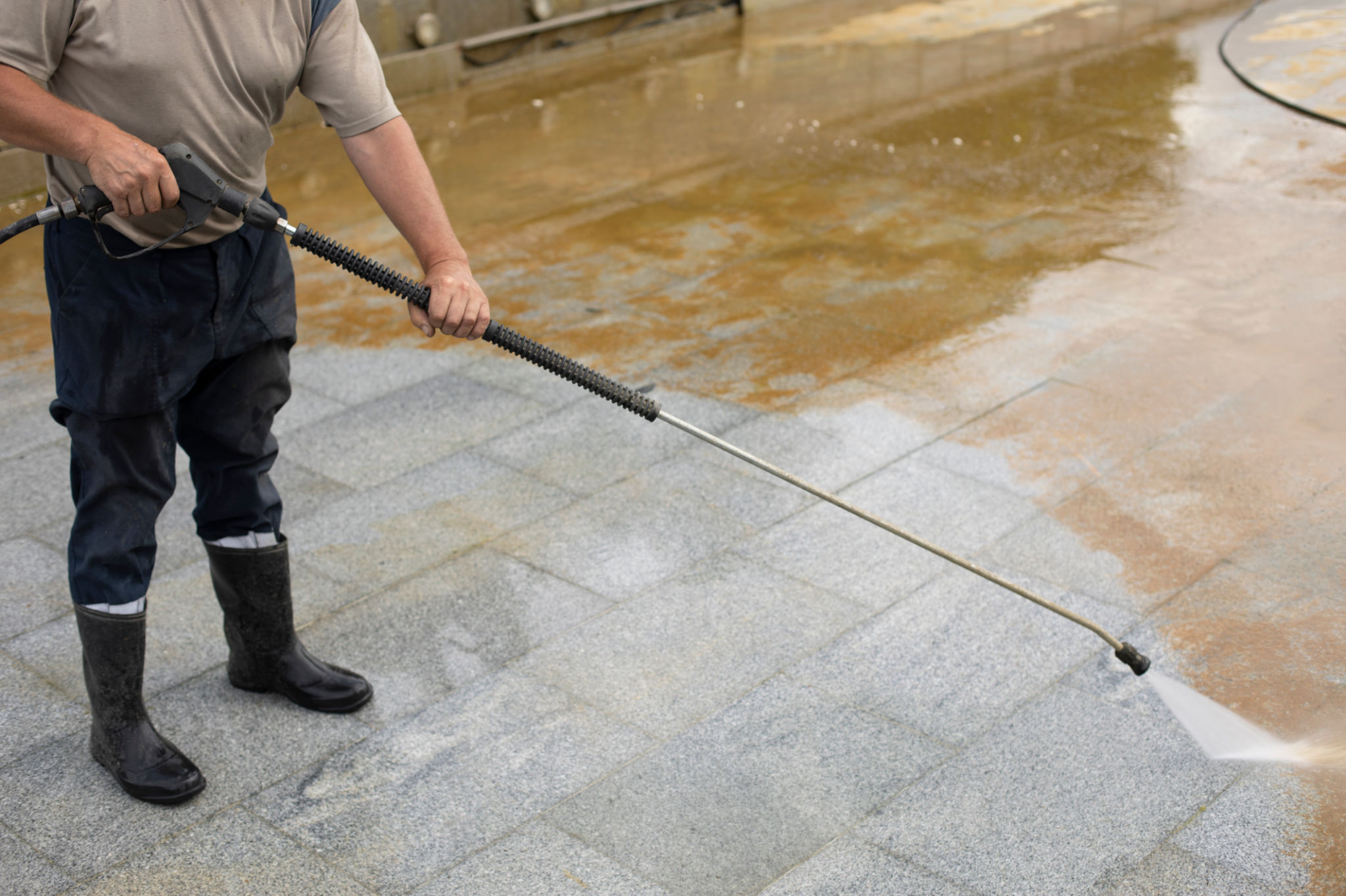 The worker washes the surface from rust. The worker washes the surface from rust.