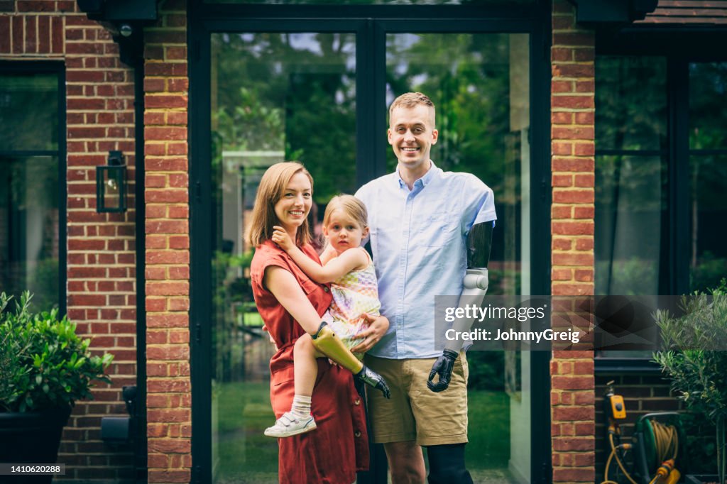 Retrato al aire libre de la familia con un niño pequeño