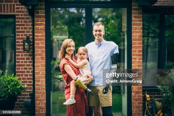 retrato al aire libre de la familia con un niño pequeño - tecnología sanitaria fotografías e imágenes de stock