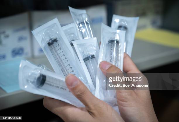 cropped shot of healthcare worker holding some syringes. - fourniture médicale photos et images de collection
