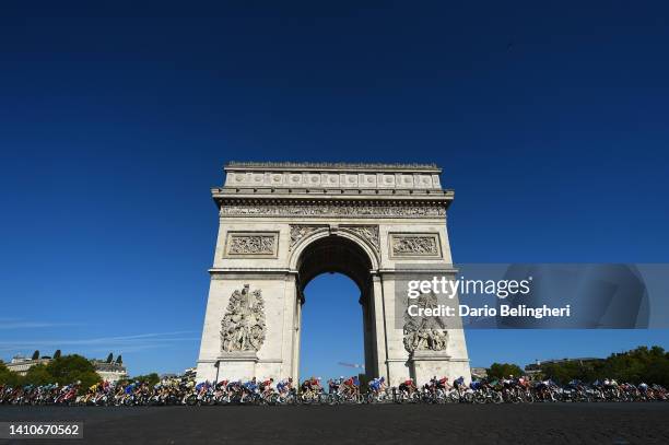 General view of the peloton passing close to The Arc de Triomf during the 109th Tour de France 2022, Stage 21 a 115,6km stage from Paris La Défense...