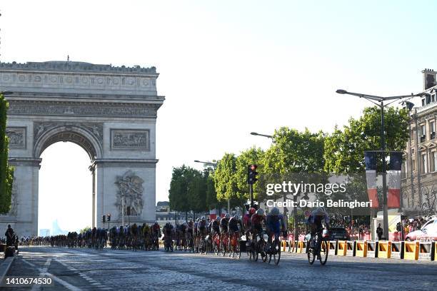 General view of the peloton passing close to The Arc de Triomf during the 109th Tour de France 2022, Stage 21 a 115,6km stage from Paris La Défense...