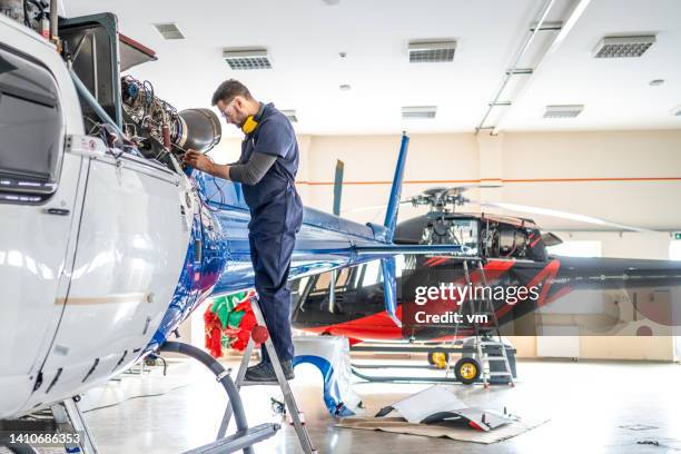 mécanicien de véhicule aérien en uniforme debout sur une échelle et examinant le moteur à réaction, vue latérale - aircraft engine side view photos et images de collection