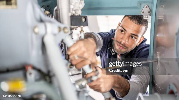 luftfahrtmechaniker repariert düsen, innenseite der triebwerksansicht - african american mechanic stock-fotos und bilder