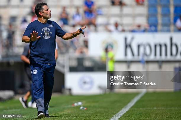 Head coach Uli Forte gives advice to his team during the Second Bundesliga match between DSC Arminia Bielefeld and SSV Jahn Regensburg at Schueco...