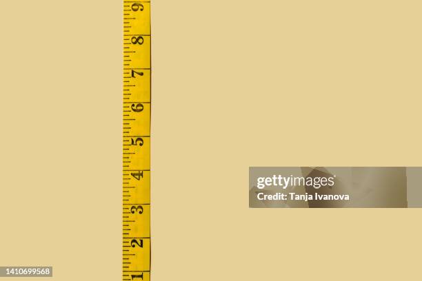 measuring tapes on beige background - de petite taille stockfoto's en -beelden