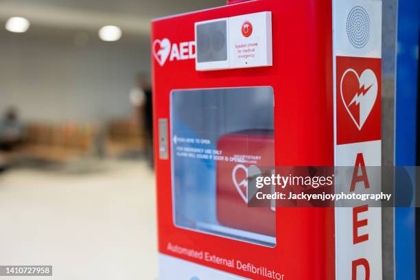 defibrilator in airport - defibrillator bildbanksfoton och bilder