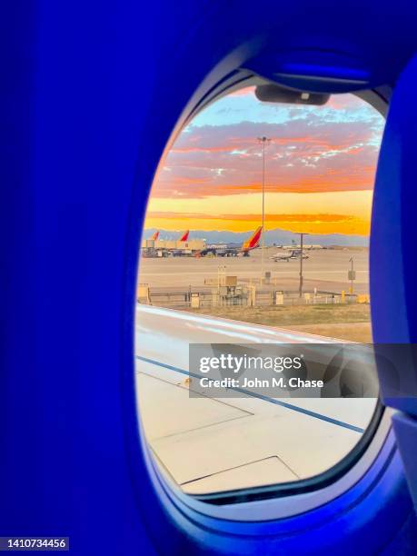 passagieransicht des sonnenuntergangs der rocky mountains - denver international airport stock-fotos und bilder