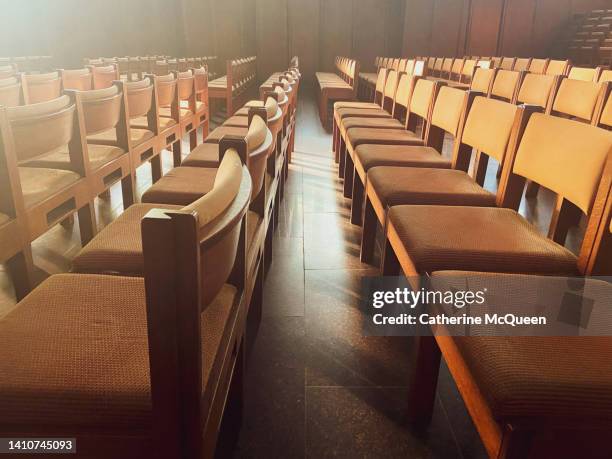 side profile view of church pews lined with chairs - dopen stockfoto's en -beelden