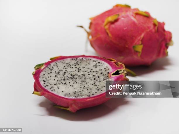 white-fleshed pitahaya, thai dragon fruit in stainless bowl, hylocereus, cactaceae, fresh pink shell green petals sweet, sour or sweet pitaya, selenicereus undatus - dragon fruit fotografías e imágenes de stock