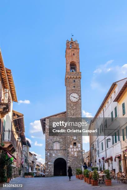 montalcino, palazzo dei priori - val d'orcia, tuscany - montalcino imagens e fotografias de stock