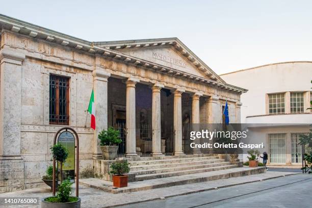archäologisches nationalmuseum von chiusi - toskana - stadt personen rom herbst stock-fotos und bilder