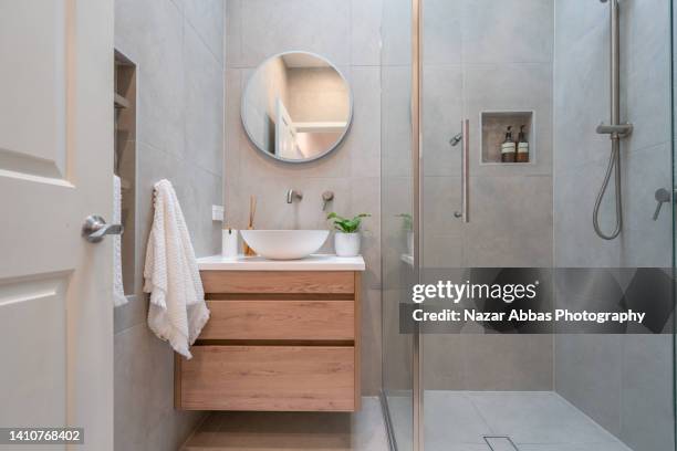 interior modern bathroom. - cuarto de baño fotografías e imágenes de stock