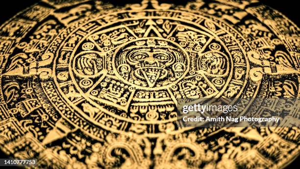 an aztec or incan or mayan gold coin featuring mayan calendar - calendario azteca foto e immagini stock