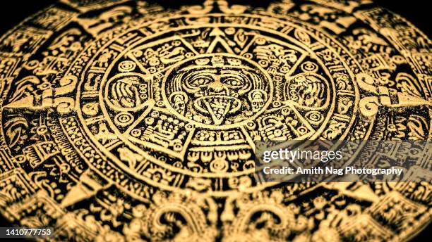 an aztec or incan or mayan gold coin featuring mayan calendar - inca stockfoto's en -beelden