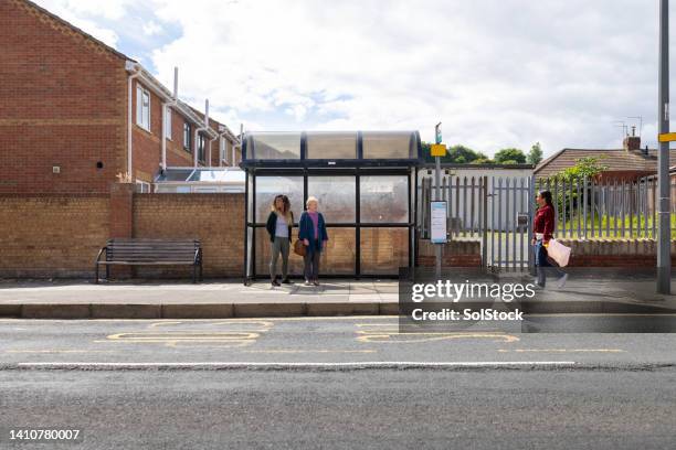 meeting family at the bus stop - bushalte stockfoto's en -beelden
