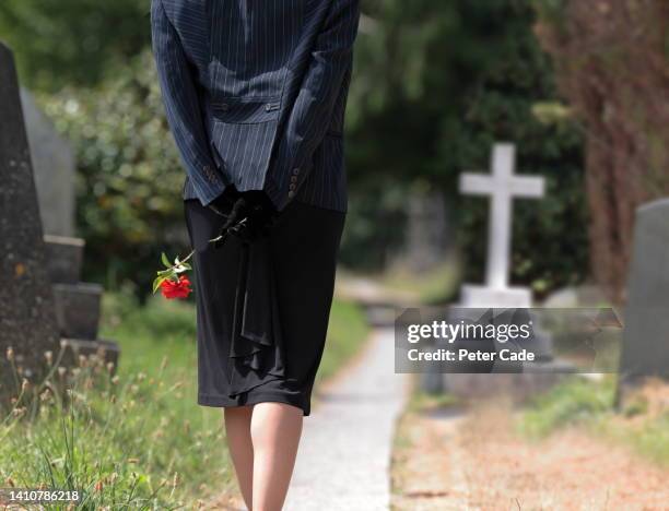woman mourning in graveyard - vedova foto e immagini stock