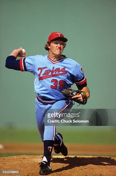 Minnesota Twins Ron Davis in action, pitching vs Philadelphia Phillies during spring training at Jack Russell Memorial Stadium. Clearwater, FL...