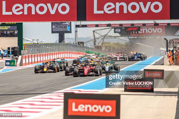 Voitures de courses de Formule 1 avant le départ du Grand Prix de France sur le circuit Paul Ricard le 24 juillet 2022 au Castellet.