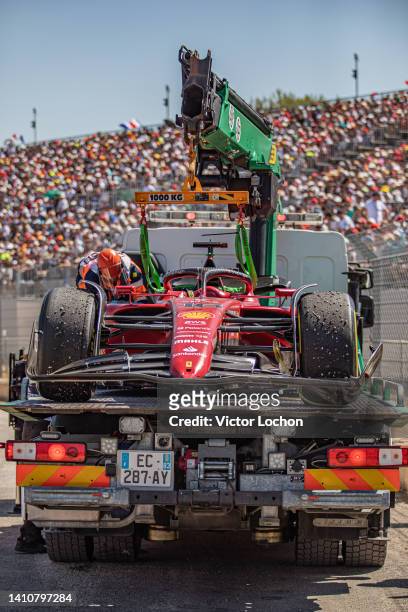 Camion grue évacuant la voiture accidentée du pilote Charles Leclerc lors du Grand Prix de France sur le circuit Paul Ricard le 24 juillet 2022 au...