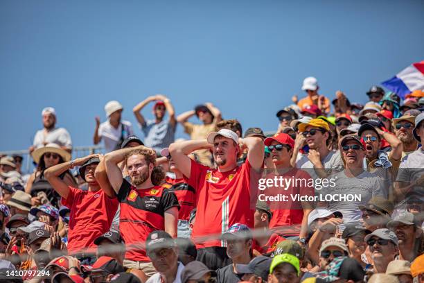 Public supporters de Ferrari dans les tribunes lors du Grand Prix de France sur le circuit Paul Ricard le 24 juillet 2022 au Castellet.