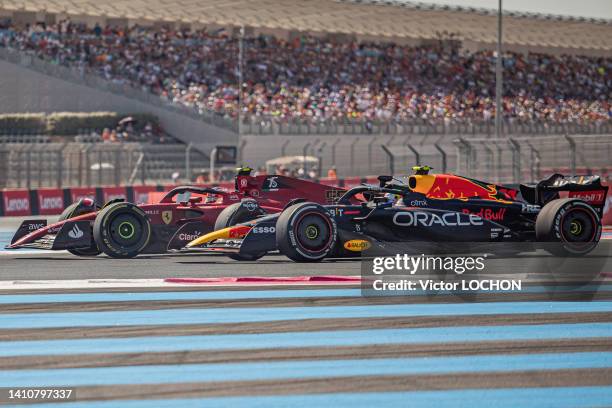 Le pilote Carlos Sainz dépassant le pilote Sergio Perez lors du Grand Prix de France sur le circuit Paul Ricard le 24 juillet 2022 au Castellet.