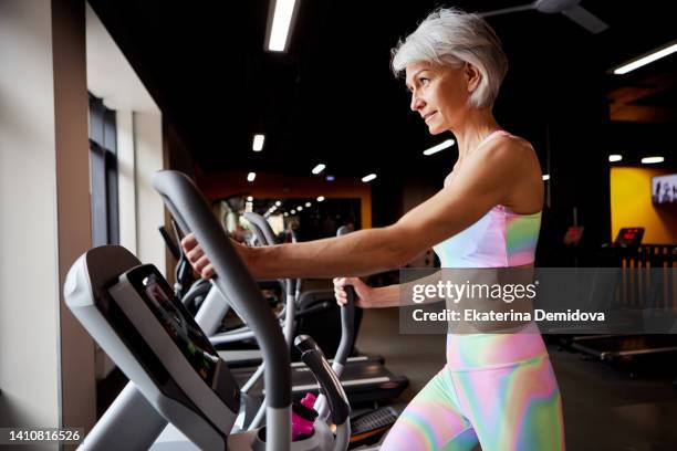 elderly female athlete exercising on stepper - russian mature women 個照片及圖片檔