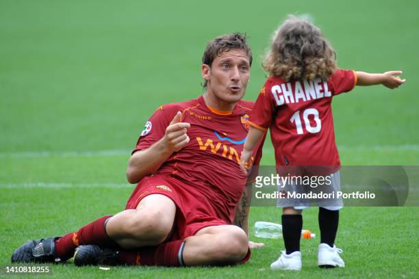 Italian footballer Francesco Totti with his daughter Chanel at the Stadio Olimpico during the last league match. Rome , May 31st, 2009