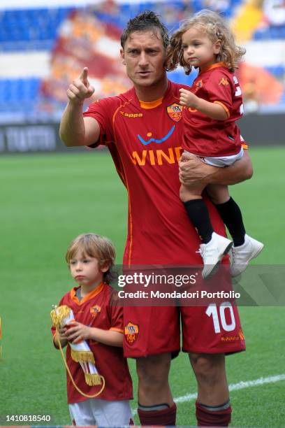 Italian footballer Francesco Totti with his children Cristian and Chanel at the Stadio Olimpico during the last league match. Rome , May 31st, 2009