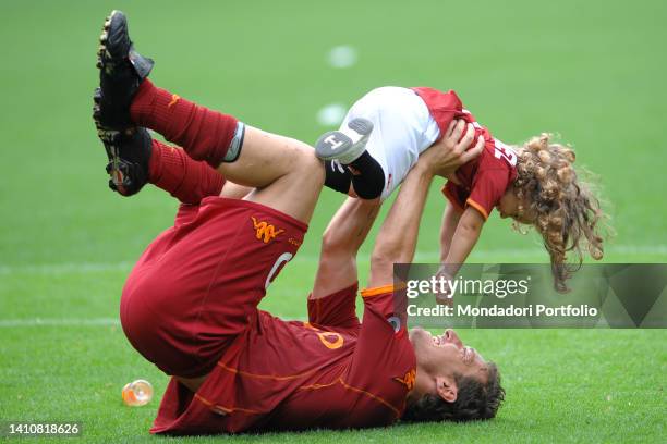 Italian footballer Francesco Totti with his daughter Chanel at the Stadio Olimpico during the last league match. Rome , May 31st, 2009