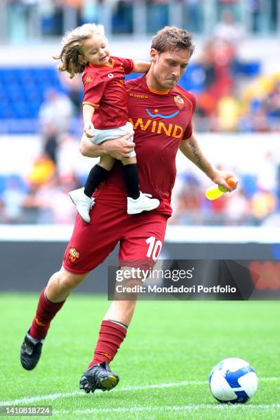 Italian footballer Francesco Totti with his daughter Chanel at the Stadio Olimpico during the last league match. Rome , May 31st, 2009