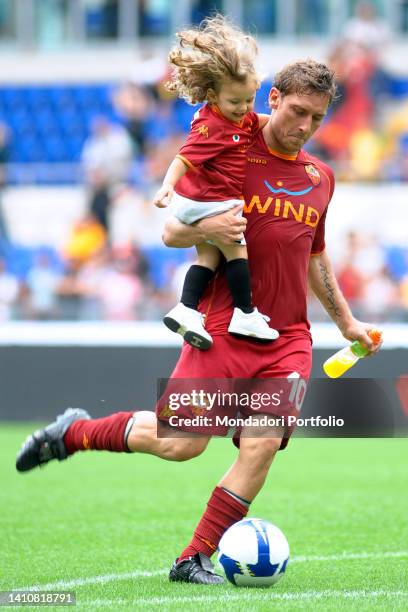 Italian footballer Francesco Totti with daughter Chanel at the Stadio Olimpico during the last league match. Rome , May 31st, 2009