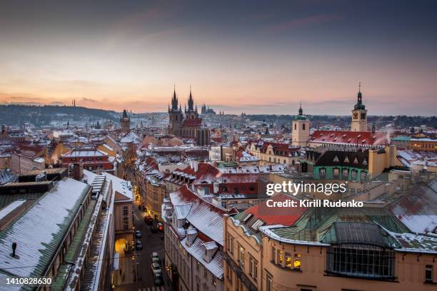 historical center of prague in winter - hradschin stock-fotos und bilder