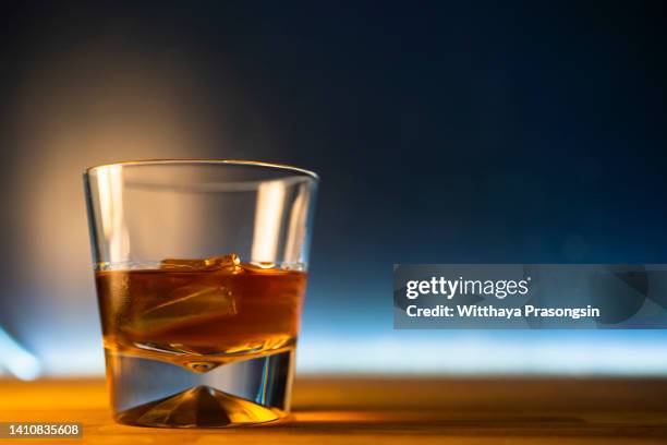 glass of whiskey with ice - whisky bar stockfoto's en -beelden