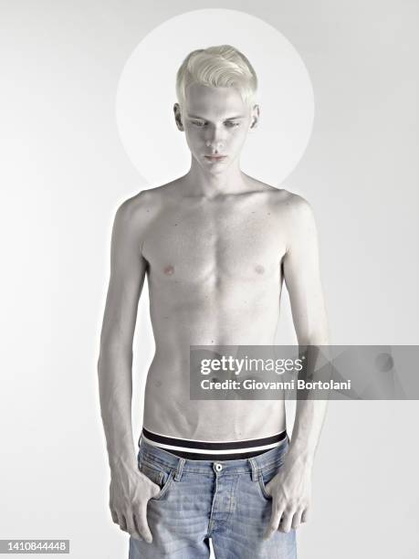 young shirtless man with halo - minder verzadiging stockfoto's en -beelden