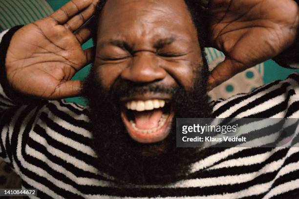 close-up of mature man shouting - schreeuwen stockfoto's en -beelden