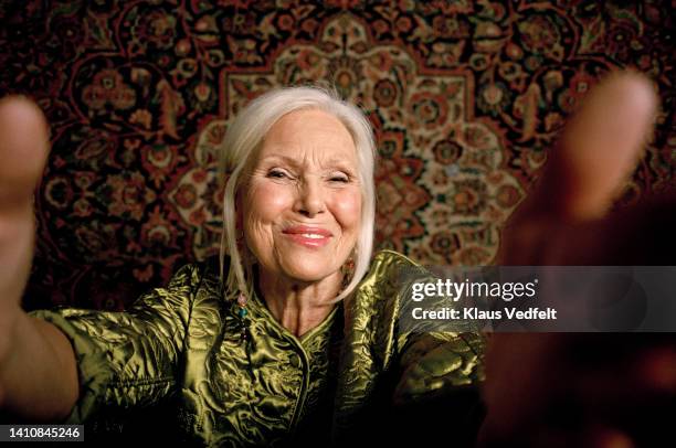 portrait of smiling senior woman taking selfie - alleen seniore vrouwen stockfoto's en -beelden