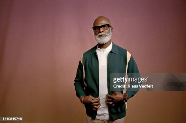 front view of elderly confident man wearing jacket - homme mode studio photos et images de collection