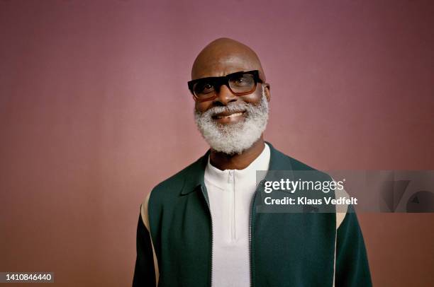 portrait of senior hipster man with eyeglasses - old hipster stock-fotos und bilder