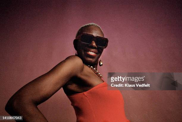 side view of smiling modern woman with sunglasses - trägerloses kleid stock-fotos und bilder