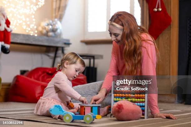 pädagogische spielzeit - aunt stock-fotos und bilder