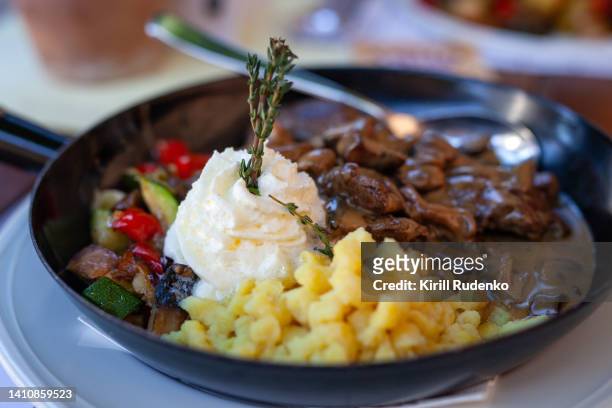 spätzle with sirloin beef and mushroom sauce - traditionally austrian 個照片及圖片檔