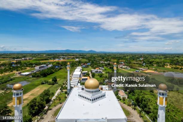 beautiful mosque in songkhla,thailand view from aerial - province de songkhla photos et images de collection