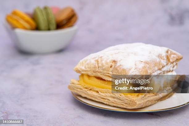 cream sweet and macarons - vanillesoße stock-fotos und bilder