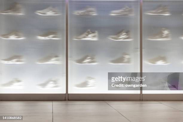 shoe store window display - sportschoen stockfoto's en -beelden