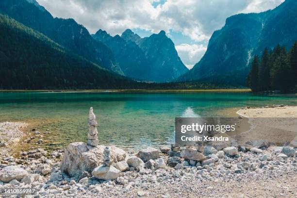 toblacher see (tölblacher see) in südtirol, italien - steinpyramide stock-fotos und bilder