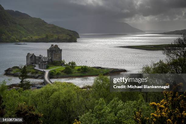 castelo eilean donan - escócia - terras altas - terras altas escócia - fotografias e filmes do acervo