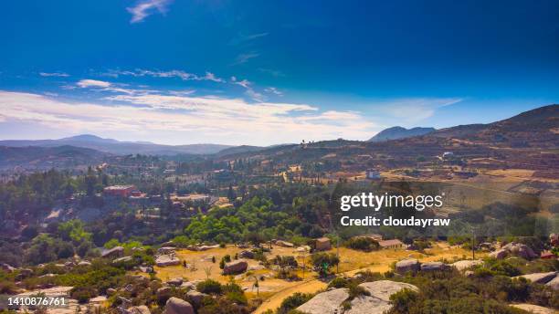 hermosa vista de mañana con cielo despejado azul panorámica de los ranchos en tecate baja california - バハカリフォルニア ストックフォトと画像